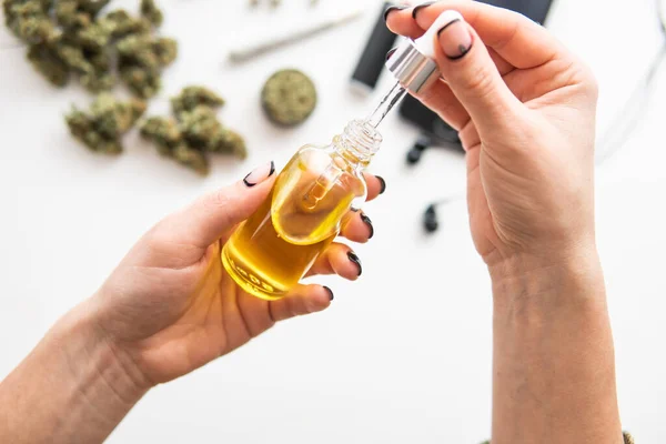Marihuana Extract Witte Achtergrond Medisch Hennep Concept Onkruid Product Close — Stockfoto