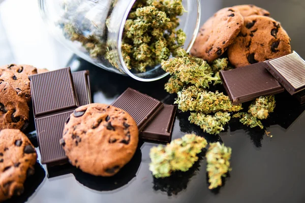 Csokoládé Süti Kannabisszal Marihuána Rügyekkel Asztalon Fogalom Cookie Csokoládé Kannabisz — Stock Fotó
