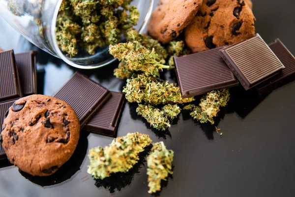 Csokoládé Süti Kannabisszal Marihuána Rügyekkel Asztalon Fogalom Cookie Csokoládé Kannabisz — Stock Fotó