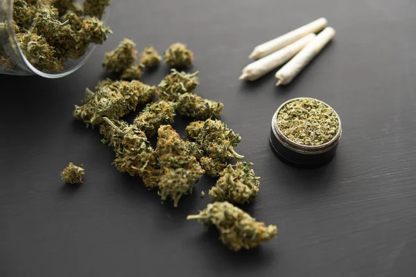 Botões Cannabis Mesa Preta Moedor Com Maconha Fresca Vista Superior — Fotografia de Stock