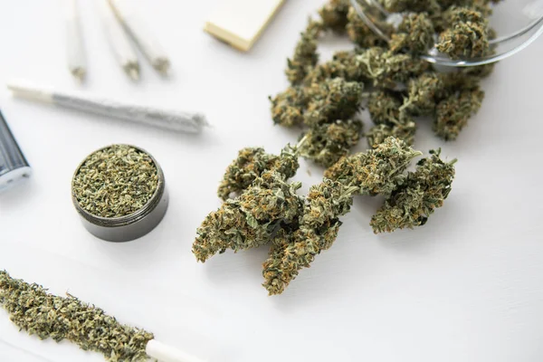 Joint Mit Marihuana Mühle Mit Frischem Unkraut Cannabisknospen Auf Schwarzem — Stockfoto