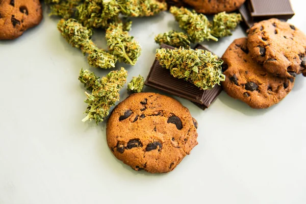 用于食品的医用大麻的治疗 白色背景 桌上放着大麻和大麻芽的饼干 生物多样性公约 — 图库照片