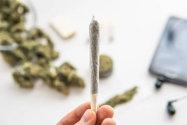 Wiet Knoppen Witte Tafel Achtergrond Joint Met Wiet Marihuana Hand — Stockfoto