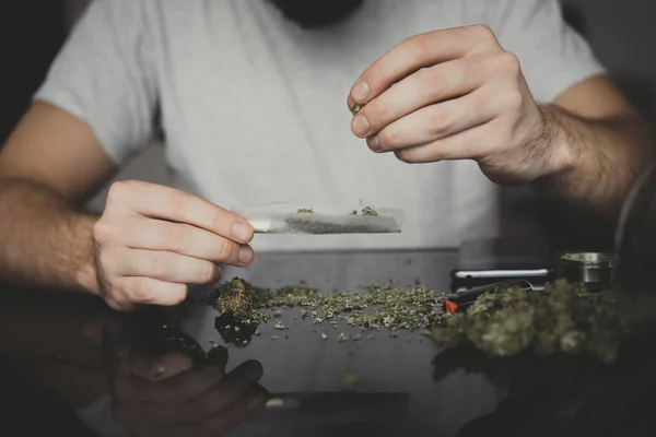 Zbliżenie Ćpuna Podpalającego Marihuanę Zapalniczką Narkotykowy Koncept Facet Kręci Skręta — Zdjęcie stockowe