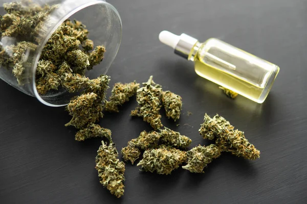 Pipette kenevir yağı, esrar marihuana konsepti, CBD tıbbi petrol, kapat,