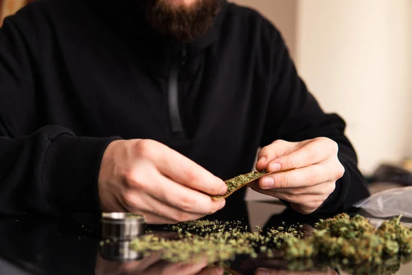 Homem Enrolar Marijuana Sem Álcool Feche Loja Marijuana Com Isqueiro — Fotografia de Stock