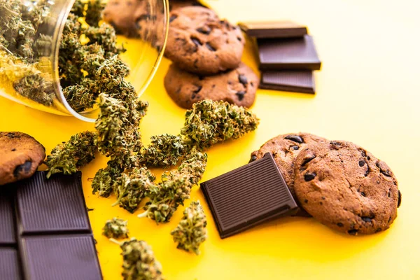 Sušenky Čokoláda Konopím Marihuanou Stole Léčba Lékařské Marihuany Pro Použití — Stock fotografie