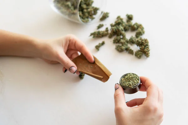Egy Aki Marihuána Kannabiszt Készít Gurít Egy Marihuánát Gurít Fehér — Stock Fotó