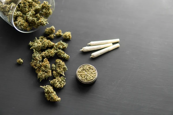 마리화나를 뚜껑을 대마초와 나비스 봉오리 — 스톡 사진