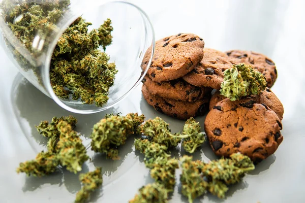 Ciasteczka Ziołem Marihuany Cbd Leczenie Medycznej Marihuany Stosowania Żywności Białe — Zdjęcie stockowe