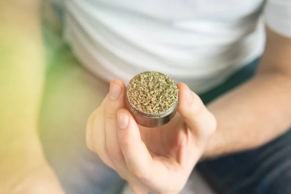 Marihuana Grinder Cannabiskonsum Konzept Mann Bereitet Marihuana Joint Vor Und — Stockfoto