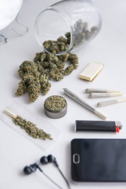 Taze otlu öğütücü, siyah masada esrar tomurcukları, yakın çekim, marihuana ile esrar, dikey çekim
