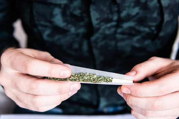 Consumo Drogas Homem Enrolar Charro Marijuana Homem Preparando Rolando Maconha — Fotografia de Stock