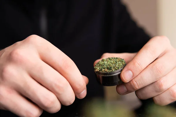 Homem Enrolar Uma Erva Maconha Feche Loja Marijuana Com Isqueiro — Fotografia de Stock