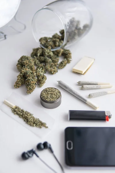 Szlifierka Świeżym Ziołem Pąki Konopi Czarnym Stole Zbliżenie Staw Marihuaną — Zdjęcie stockowe