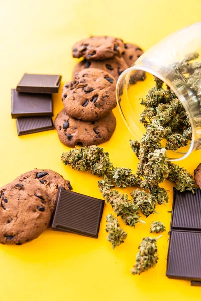 Sušenky Čokoládu Trávou Marihuanou Stole Cannabis Cbd Bylinková Čokoláda Sušenky — Stock fotografie