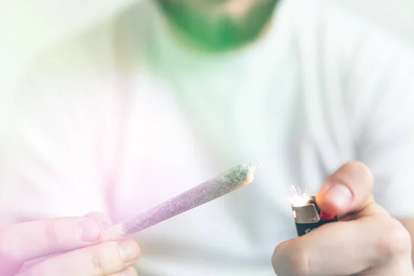 Homem Fumar Erva Interior Fecha Fumar Marijuana Casa Consumo Recreativo — Fotografia de Stock