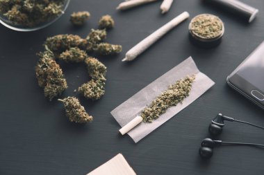 Siyah masada marihuana tomurcukları, yakın çekim, taze kenevirle öğütücü, esrarlı esrar,