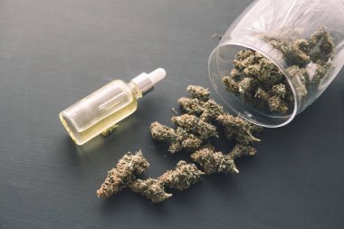 Kenevir ürünü, CBD kenevir yağı, doğal bitki, pipette kenevir yağı, tıbbi marihuana konsepti, kapat,