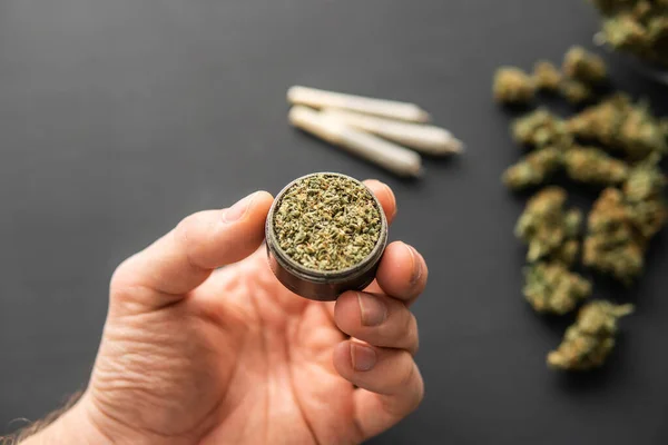 Molinillo Con Marihuana Fresca Mano Articulación Con Hierba Vista Superior — Foto de Stock