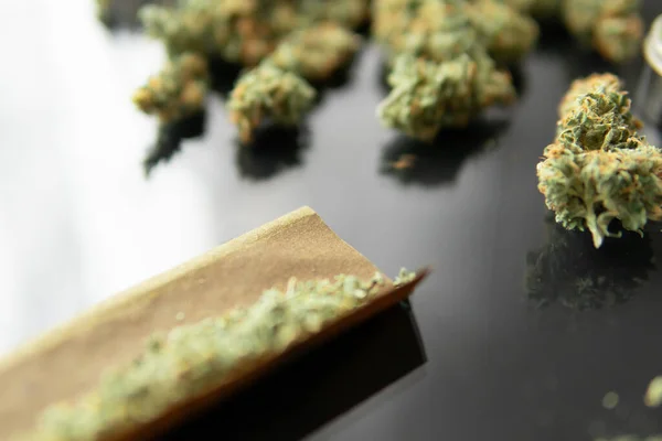 Herb Grinder Fresh Marihuana 비스에 Cbd Thc 입니다 봉오리는 공간을 — 스톡 사진