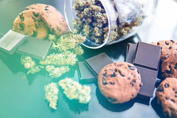 Cioccolato Biscotti Con Cannabis Germogli Marijuana Sul Tavolo Trattamento Della — Foto Stock