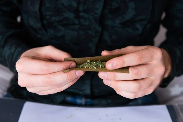 Homem Preparando Enrolando Maconha Cannabis Blunt Close Viciado Acendendo Maconha — Fotografia de Stock