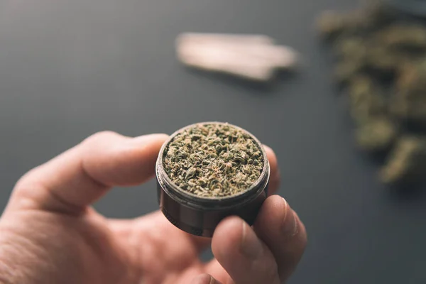Molinillo Mano Con Marihuana Fresca Brotes Cannabis Mesa Negra Articulación — Foto de Stock