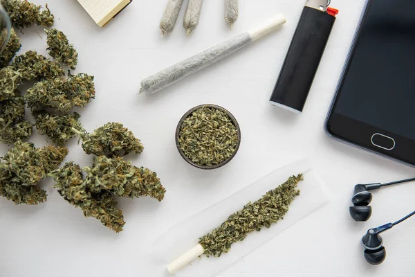 Närbild Cannabis Knoppar Svart Bord Gemensamt Med Marijuana Kvarn Med — Stockfoto