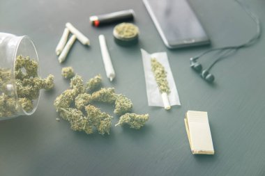 Siyah masada marihuana tomurcukları, yakın çekim, taze kenevirle öğütücü, esrarlı esrar, ışık renk akıntısı