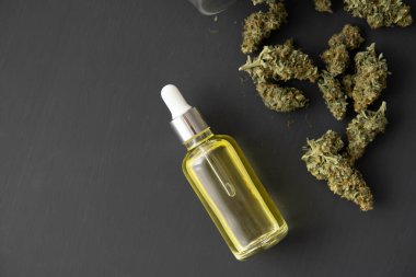 Pipette esrar yağı, tıbbi marihuana konsepti, CBD kenevir yağı, kapat,
