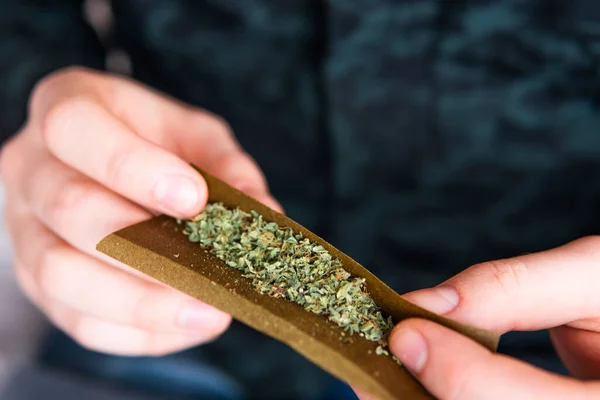 Mann Bereitet Marihuana Vor Und Rollt Nahaufnahme Von Süchtigen Die — Stockfoto