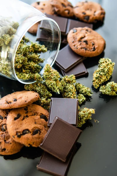 Galletas Con Cannabis Cogollos Marihuana Sobre Mesa Galletas Chocolate Con — Foto de Stock