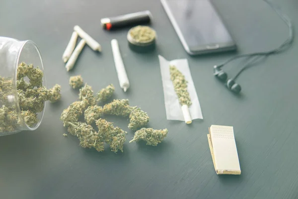 Boutons Marijuana Sur Table Noire Gros Plan Broyeur Main Avec — Photo