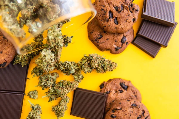 Cannabis Cbd Bolachas Ervas Biscoitos Com Maconha Botões Maconha Mesa — Fotografia de Stock