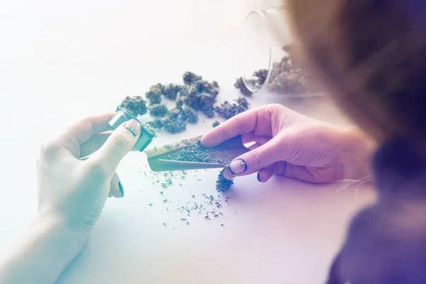 Concepto Consumo Cannabis Mujer Rodando Una Marihuana Roma Sobre Fondo — Foto de Stock