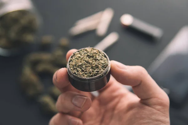 Ganja Tunas Atas Meja Hitam Gulma Untuk Bersama Grinder Tangan — Stok Foto