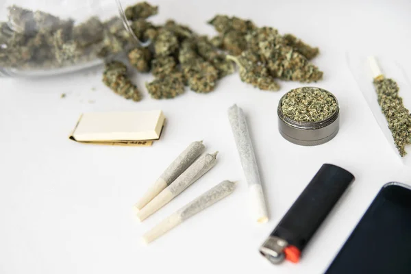 Amoladora Con Hierba Fresca Cerca Conjunta Con Marihuana Brotes Cannabis — Foto de Stock