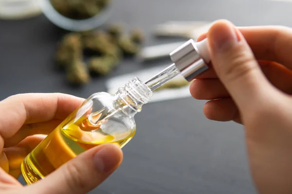 Handhaltende Flasche Cannabisöl Pipette Natürliche Kräuter Medizinisches Marihuana Konzept Cbd — Stockfoto
