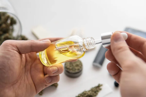 Cbd Cannabis Olie Witte Achtergrond Medisch Marihuana Concept Close Fles — Stockfoto