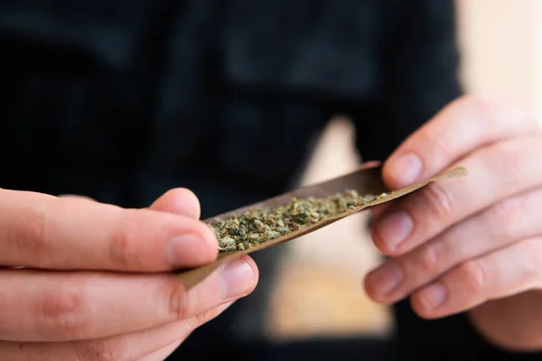 Närbild Missbrukare Lyser Upp Marijuana Blunt Med Lättare Närbild Narkotikapreparat — Stockfoto