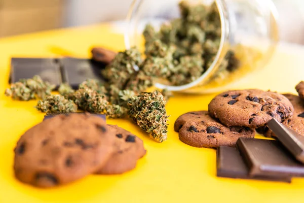 Galletas Chocolate Con Hierba Cogollos Marihuana Sobre Mesa Tratamiento Marihuana —  Fotos de Stock