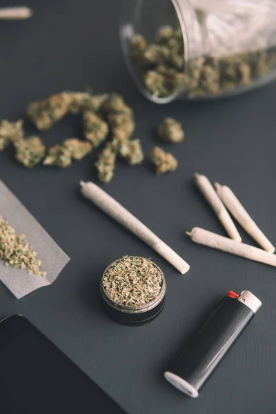 Fűszeres Ízület Friss Marihuánával Kézben Cannabis Bimbók Fekete Asztalon Közelről — Stock Fotó