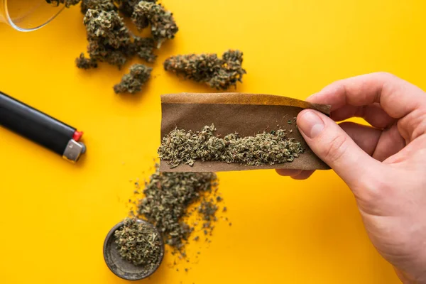 Cannabis Buds Hand Yellow Background Fundo Para Espaço Cópia Legalização — Fotografia de Stock