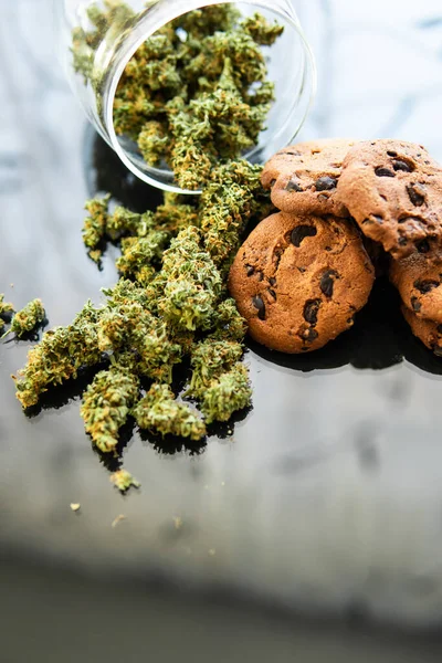 Tratamento Maconha Medicinal Para Uso Alimentos Fundo Preto Biscoitos Com — Fotografia de Stock