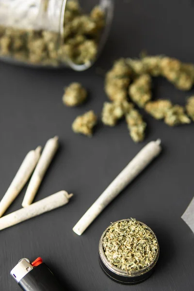 Molen Hand Met Verse Marihuana Wiet Joint Cannabisknoppen Zwarte Tafel — Stockfoto