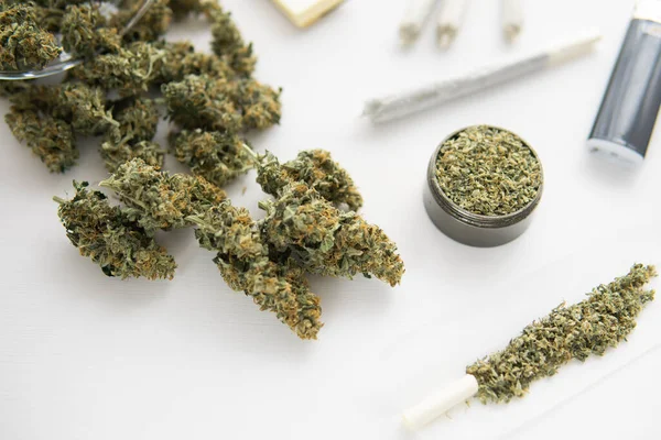 Joint Mit Marihuana Nahaufnahme Mühle Mit Frischem Unkraut Cannabisknospen Auf — Stockfoto