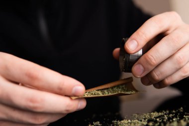 Esrar saran bir adam. Esrar saran bir adam. Çakmakla marihuana dükkanını kapat..