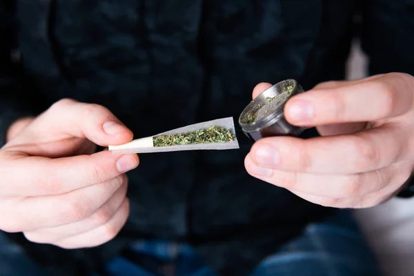 Man Förbereder Och Rullar Marijuana Cannabis Joint Man Rullar Marijuana — Stockfoto