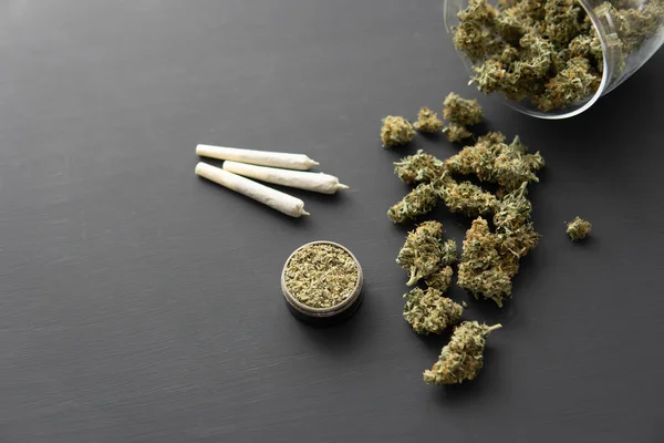 Kannabiszbimbók Fekete Asztalon Daráló Friss Marihuánával Közelről Fűvel Ízesített — Stock Fotó